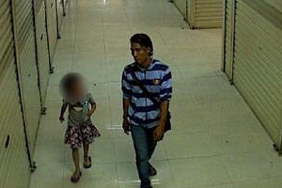 SE (6) tampak berjalan dengan seorang pria yang diduga penculiknya di area PGC. Foto ini diambil dari kamera CCTV milik pusat perbelanjaan tersebut.