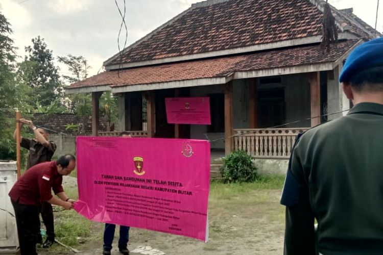 Penyidik Unit Pidana Khusus Kejaksaan Negeri Kabupaten Blitar menyita aset tanah dan bangunan milik Hari Budiono, tersangka kasus korupsi pembangunan Dam Kalibentak, Kamis (12/6/2025)