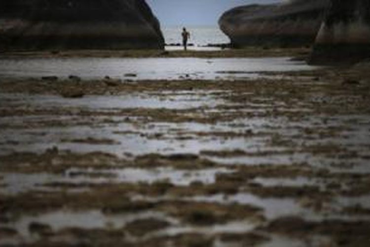 Seorang anak laki-laki tampang memancing di antara batu karang Kepulauan Natuna Besar (foto: dok). China kini mengklaim Kepulauan Natuna, milik Indonesia, sebagai bagian dari wilayahnya. 