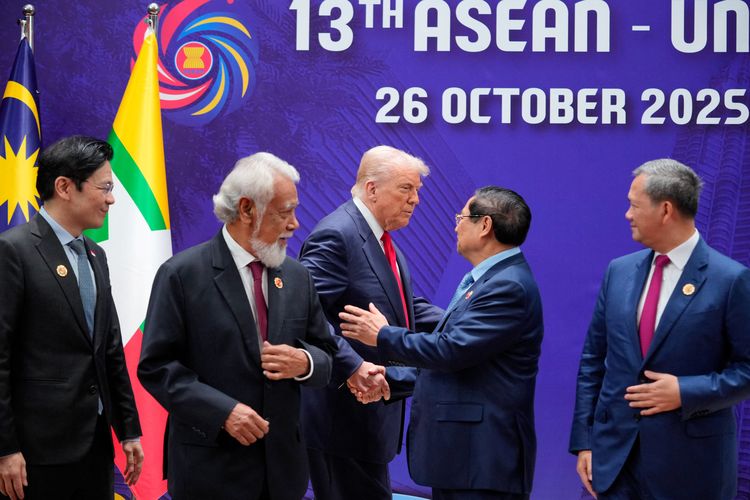 Presiden AS Donald Trump berjabat tangan dengan Perdana Menteri Vietnam Pham Minh Chinh, disaksikan oleh Perdana Menteri Timor Leste Kay Rala Xanana Gusmao dan Perdana Menteri Singapura Lawrence Wong di sela KTT ASEAN di Kuala Lumpur, Malaysia, Minggu (26/10/2025)