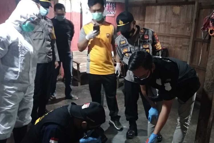 Aparat Polres Demak saat melakukan olah TKP kasus pembunuhan di Desa Mijen RT 02 RW 01 Kecamatan Kebonagung Kabupaten Demak Jawa Tengah, Jumat (22/1/2021).