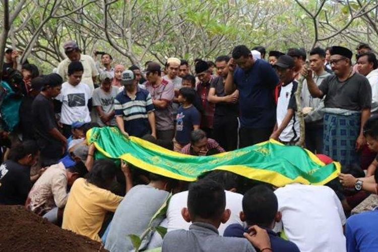 Prosesi pemakaman Rizky Dwi Yulianto (19) warga Desa Maron, Kecamatan Maron, Kabupaten Probolinggo, Minggu (2/10/2022). Rizky menjadi korban meninggal dunia dalam kerusuhan di Stadion Kanjuruhan saat laga Arema Vs Persebaya. (Surya.co.id)