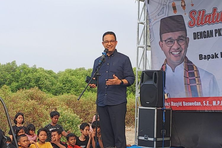 Anies Baswedan memberi sambutan dalam acara halal bihalal JRMK, Jakarta Utara (Jakut), Minggu (19/5/2024). 