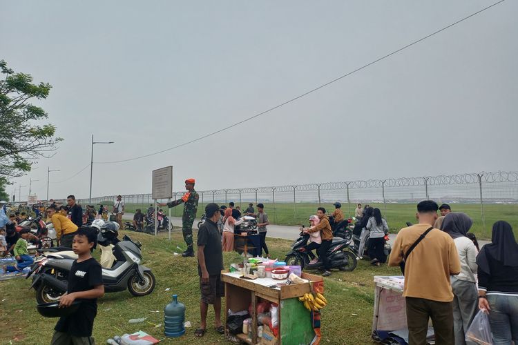 Nongkrong di Perimeter Soetta Diakui Tak Boleh, tapi Warga Tetap Datang