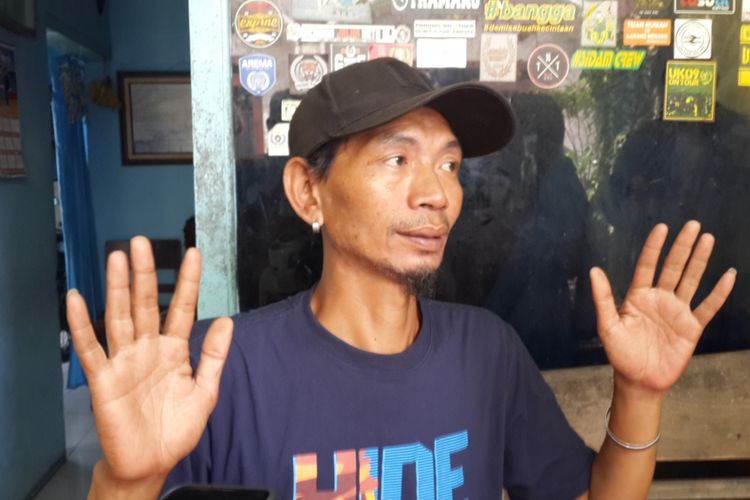 Dirigen Aremania, Yuli Sumpil saat ditemui di rumahnya, Gang Sumpil 1 Kota Malang, Jumat (1/3/2019)