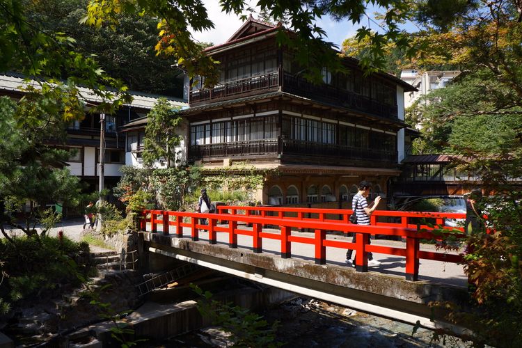 Ilustrasi Shima Onsen di Prefektur Gunma, Jepang, yang dinilai mirip latar film Studio Ghibli, Spirited Away.