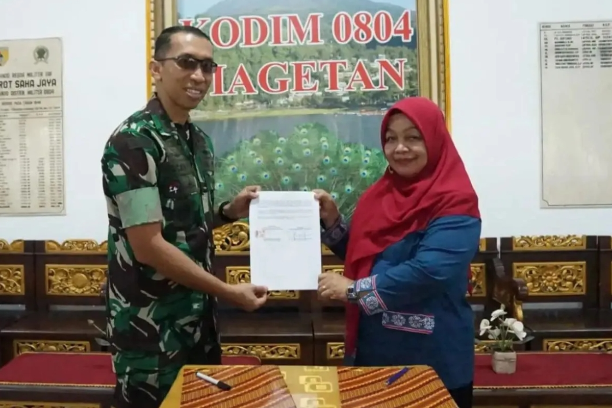 Pendandatanganan kerja sama oleh Dandim 0804/Magetan Letkol Inf Hasan Dasuki dengan Kepala Dinas TPHPKP Kabupaten Magetan Uswatul Chasanah tentang peningkatan produksi tanaman pangan di Magetan, Jatim.