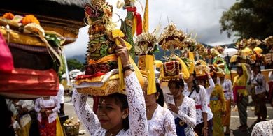 Prosesi upacara Melasti di Pura Ulun Danu Beratan di Desa Candikuning, Kabupaten Tabanan, Bali, Senin (4/3/2019). Upacara Melasti dilaksanakan dalam rangkaian perayaan Nyepi Tahun Baru Caka 1941 yang jatuh pada tanggal 7 maret 2019