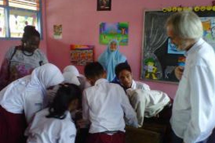 Beberapa delegasi melihat langsung aktivitas pembelajaran anak di SMP Negeri 1 Tempuran Kabupaten Magelang, Jawa Tengah, Kamis (26/3/2015).