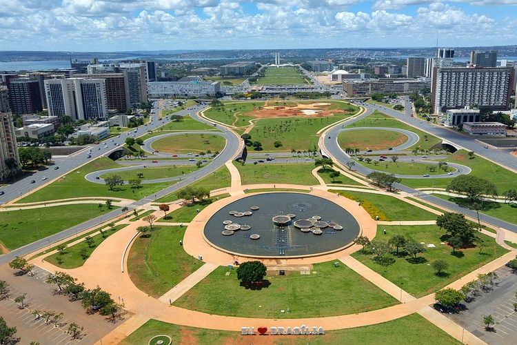 Lanskap kota Brasilia, yang merupakan ibu kota negara Brasil sejak tahun 1960