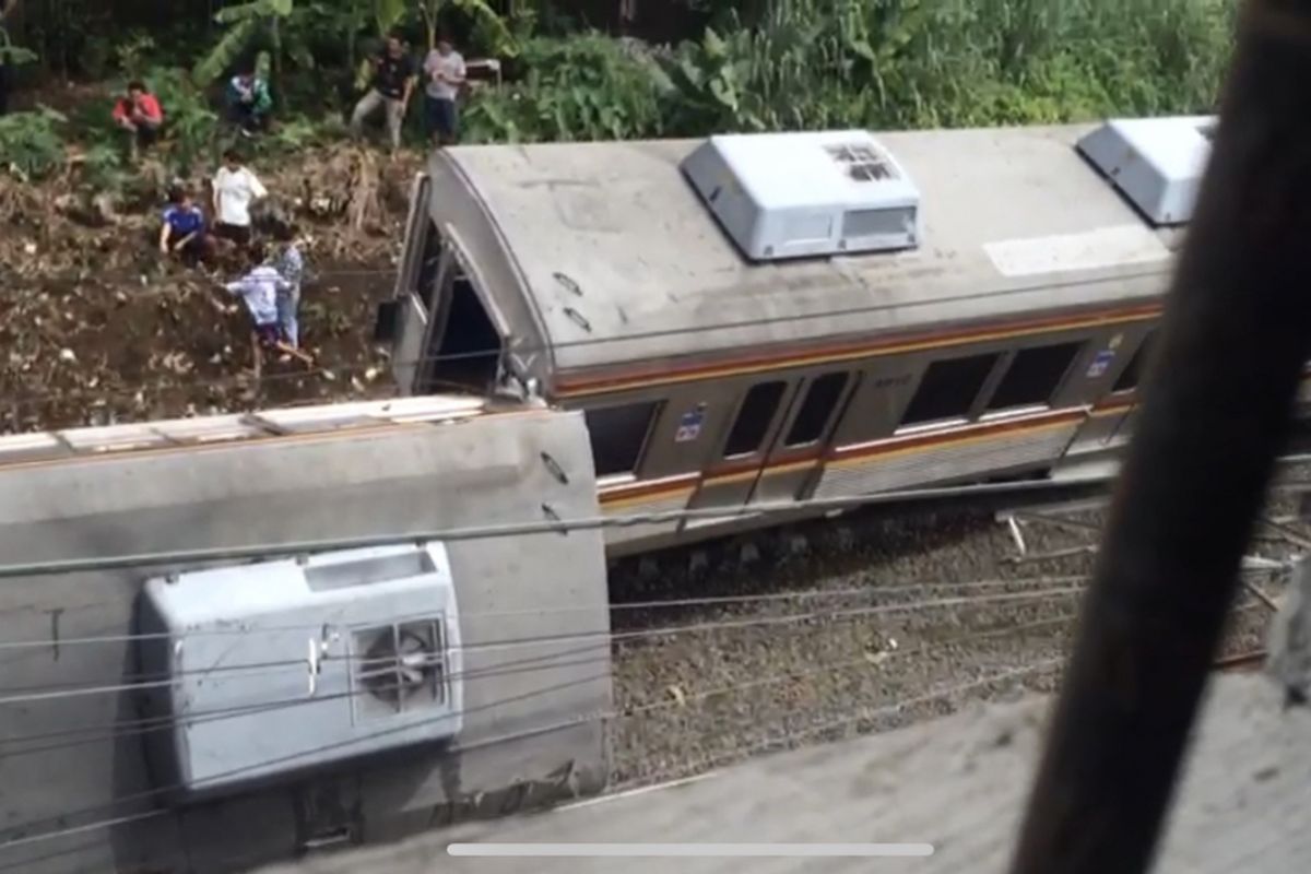 KRL tertimpa tiang listrik di antara Stasiun Cilebut dan Bogor