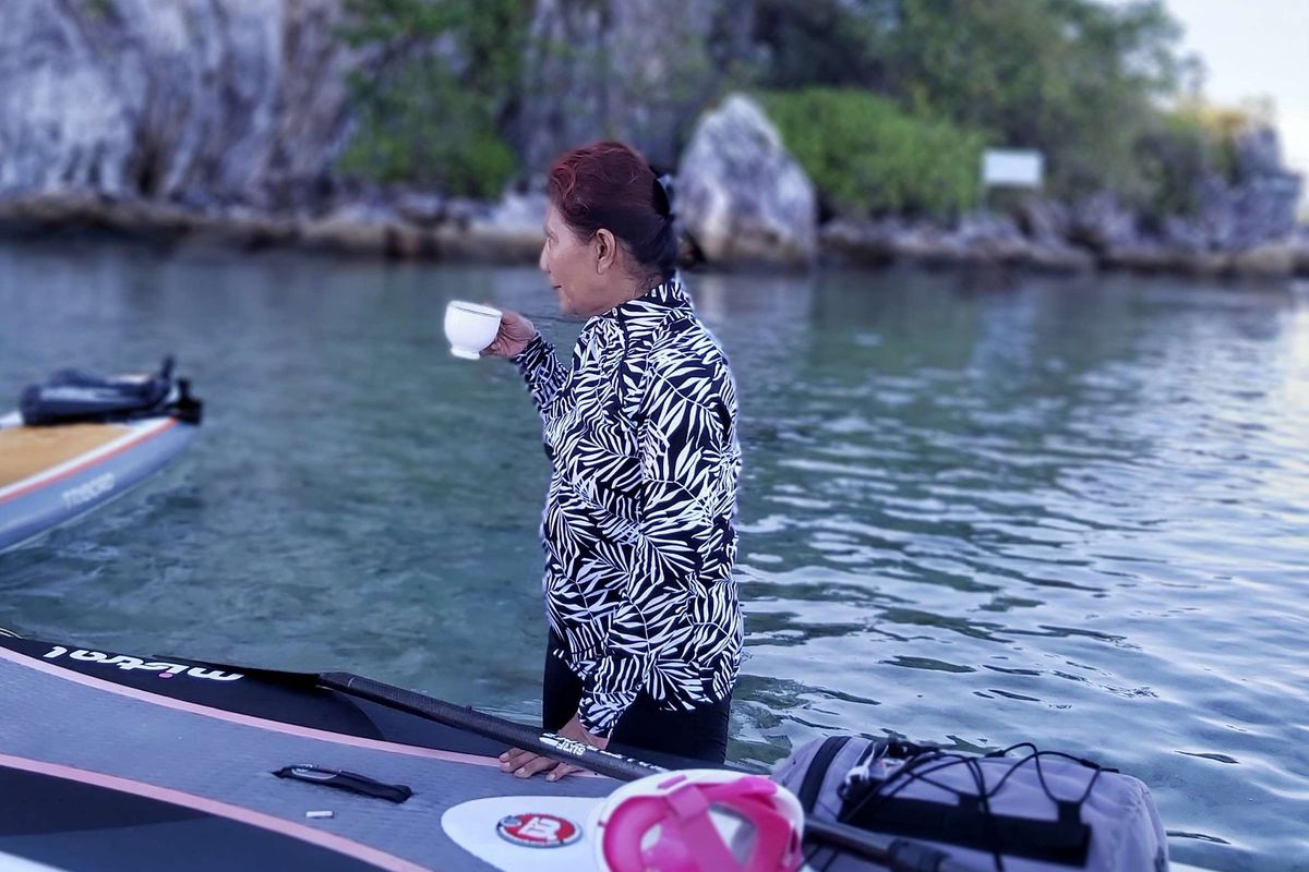 Menteri Kelautan dan Perikanan Susi Pudjiastuti menikmati kopi usai berolahraga paddle board di dekat pulau kecil di pantai Sujung, Natuna, Kepulauan Riau, Selasa (8/9/2019).