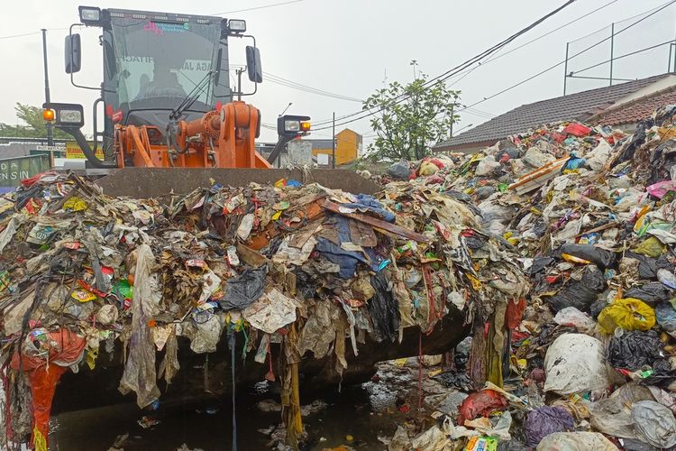 Darurat Sampah TPS Pasar Baleendah Menggunung, Mayoritas dari Warga Sekitar