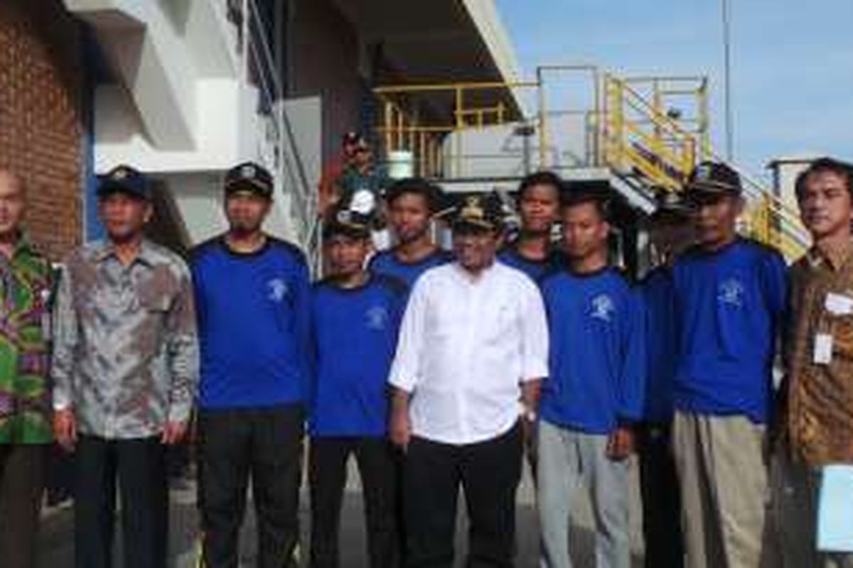 Plt Gubernur DKI Jakarta Sumarsono (pakai kemeja putih) saat berfoto bersama pekerja harian lepas (PHL) Dinas Tata Air DKI Jakarta atau yang biasa disebut 