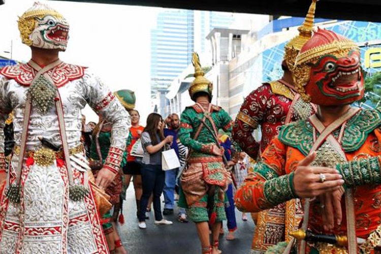 Peserta Festival Budaya Thailand yang berlangsung di Bangkok, Kamis (14/1/2015). Masyarakat umum dan wisatawan bisa menyaksikan parade dan pawai budaya dari berbagai macam adat di Thailand. Festival berlangsung sampai Minggu (18/1/2015). 