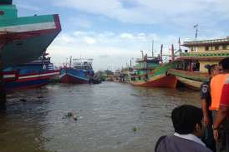 Kapal nelayan yang bersandar di Sungai Pemali Juwana di Kapupaten Pati, Jawa Tengah, Rabu (18/1/2017)