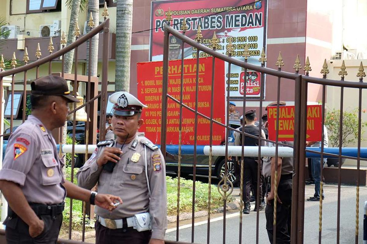 Polisi berjaga pascaledakan yang diduga bom bunuh diri di Mapolrestabes Medan, Sumut, Rabu (13/11/2019). Kepala Divisi Humas Mabes Polri Irjen M Iqbal mengonfirmasi bahwa jumlah sementara korban luka-luka dalam peristiwa ledakan bom tersebut berjumlah 6 orang.