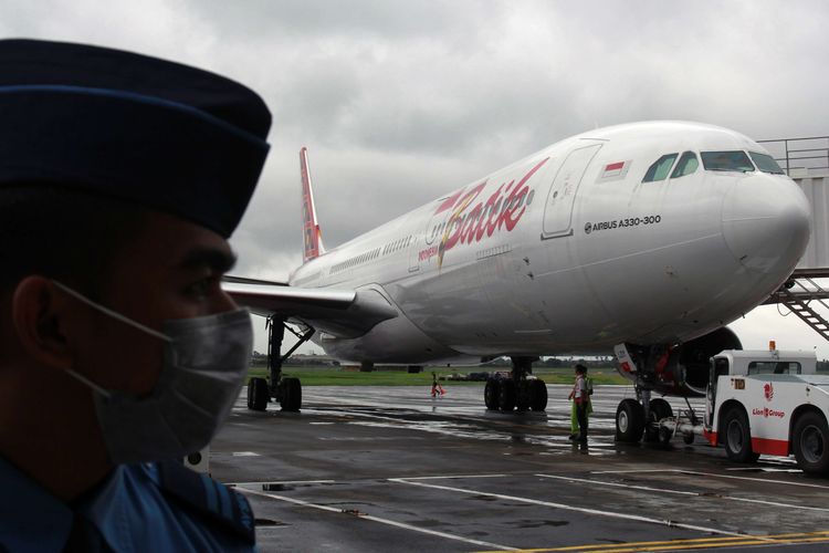 Pesawat Batik Air  A-330 ID 8618 yang akan digunakan untuk menjemput Warga Negara Indonesia (WNI) di Wuhan, China bersiap lepas landas di Bandara Soekarno-Hatta, Tanggerang, Sabtu (1/2/2020). Pemerintah Indonesia akan melakukan evakuasi 240 WNI yang ada di Wuhan dan selanjutkan akan dikarantina di Kepulauan Natuna.