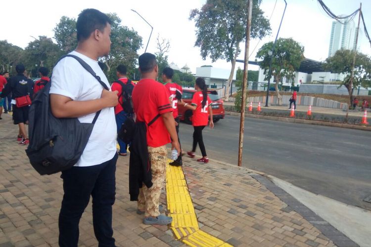 Seorang calo tiket menjajakan tiket pertandingan Indonesia vs Islandia di dekat pintu masuk Stadion Utama Gelora Bung Karno, Senayan, Jakarta, Minggu (14/1/2018) siang.