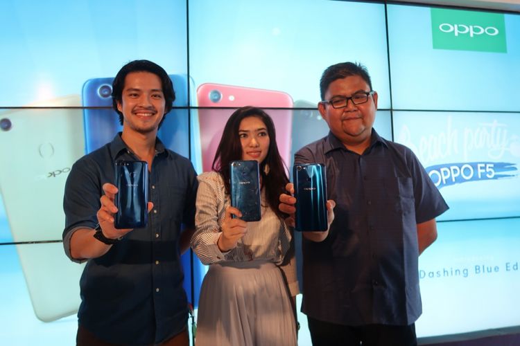 Morgan Oey, Isyana Sarasvati, dan PR Manager Oppo Indonesia Aryo Meidianto di acara Oppo F5 di Denpasar, Bali, Kamis (8/2/2018).