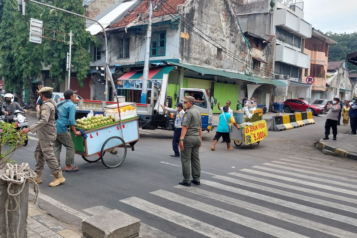 Ratusan petugas gabungan melakukan relokasi terhadap pedagang kaki lima (PKL) di kawasan wisata Kota Tua, Tamansari, Jakarta Barat , pada Senin (11/7/2022).