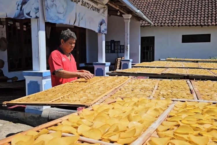 Panas Ekstrem Jadi Berkah bagi Pembuat Kerupuk di Madiun, Sehari Hasilkan 1,5 Kuintal