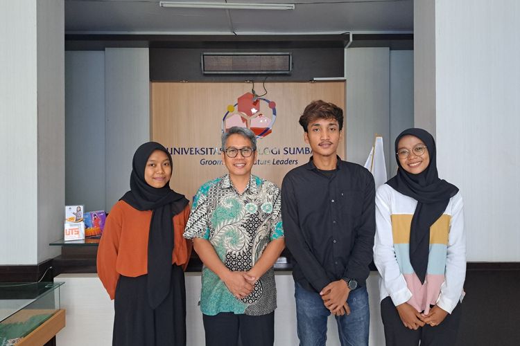 Ketiga mahasiswa yang memperoleh beasiswa pendidikan dari PT ASDP Indonesia Ferry (Persero).