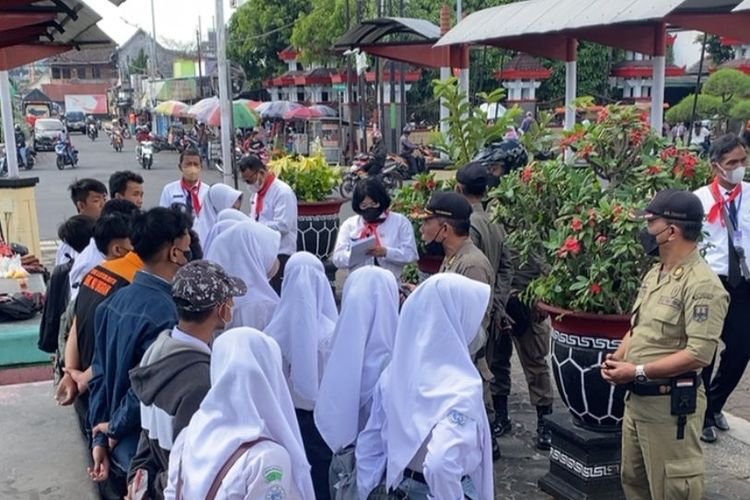 Petugas mendata pelajar yang terjaring razia di Alun-alun Ungaran Kabupaten Semarang