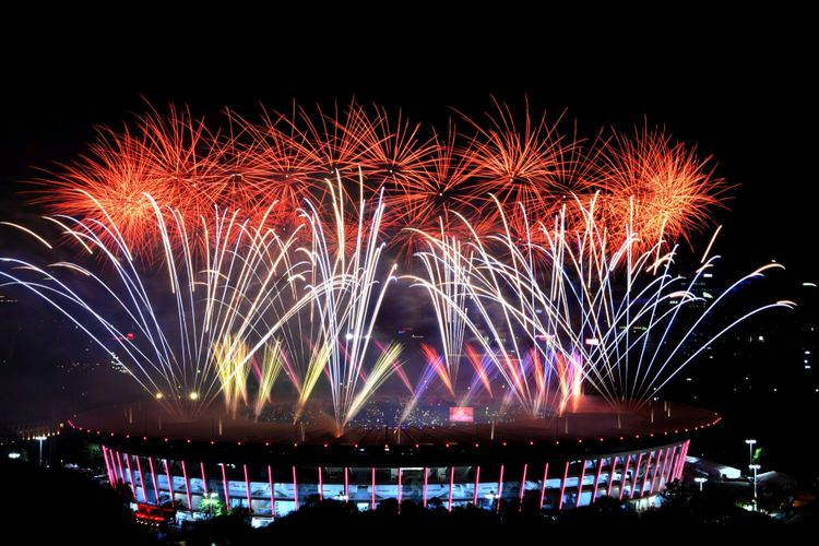 Pesta kembang api menyemarakkan Upacara Pembukaan Asian Games ke-18 Tahun 2018 di Stadion Utama Gelora Bung Karno, Senayan, Jakarta, Sabtu (18/8). INASGOC/Widodo S Jusuf/hp/18.