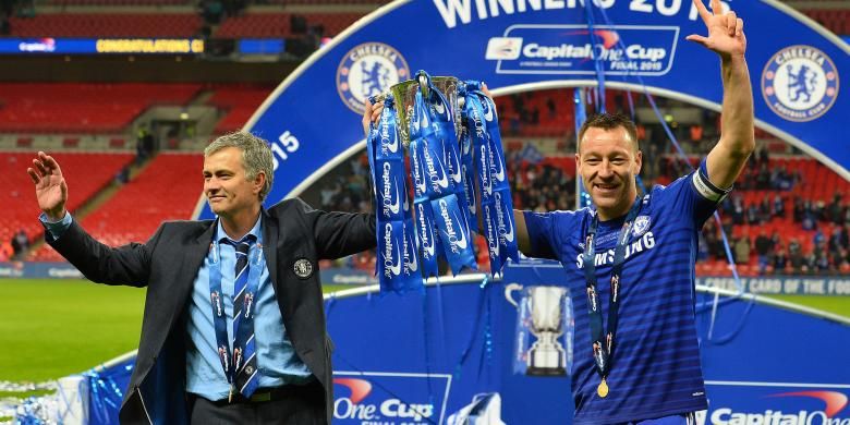 Pelatih Chelsea Jose Mourinho (kiri) dan kapten timnya John Terry mengangkat trofi Piala Liga, di Wembley, Minggu (1/3/2015). Chelsea menjuarai ajang itu setelah menang 2-0 atas Tottenham Hotspur.