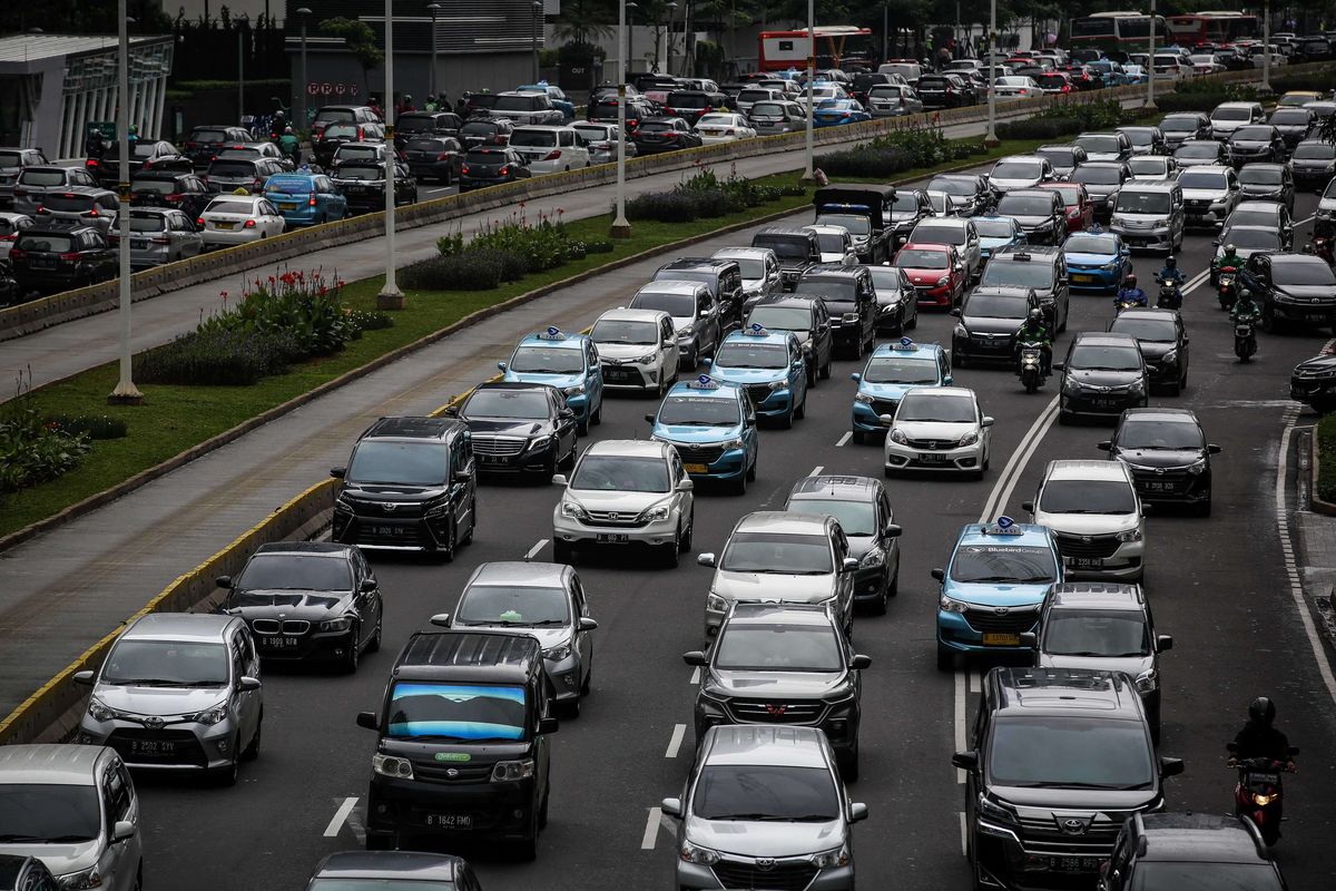 Kemacetan panjang di Jalan M.H Thamrin, Jakarta Pusat, Kamis (6/2/2020). Lembaga Pemantau Kemacetan Lalu Lintas TomTom memastikan Jakarta ada di posisi ke-10 kota termacet di dunia pada 2019 dengan indeks kemacetan 10 persen.