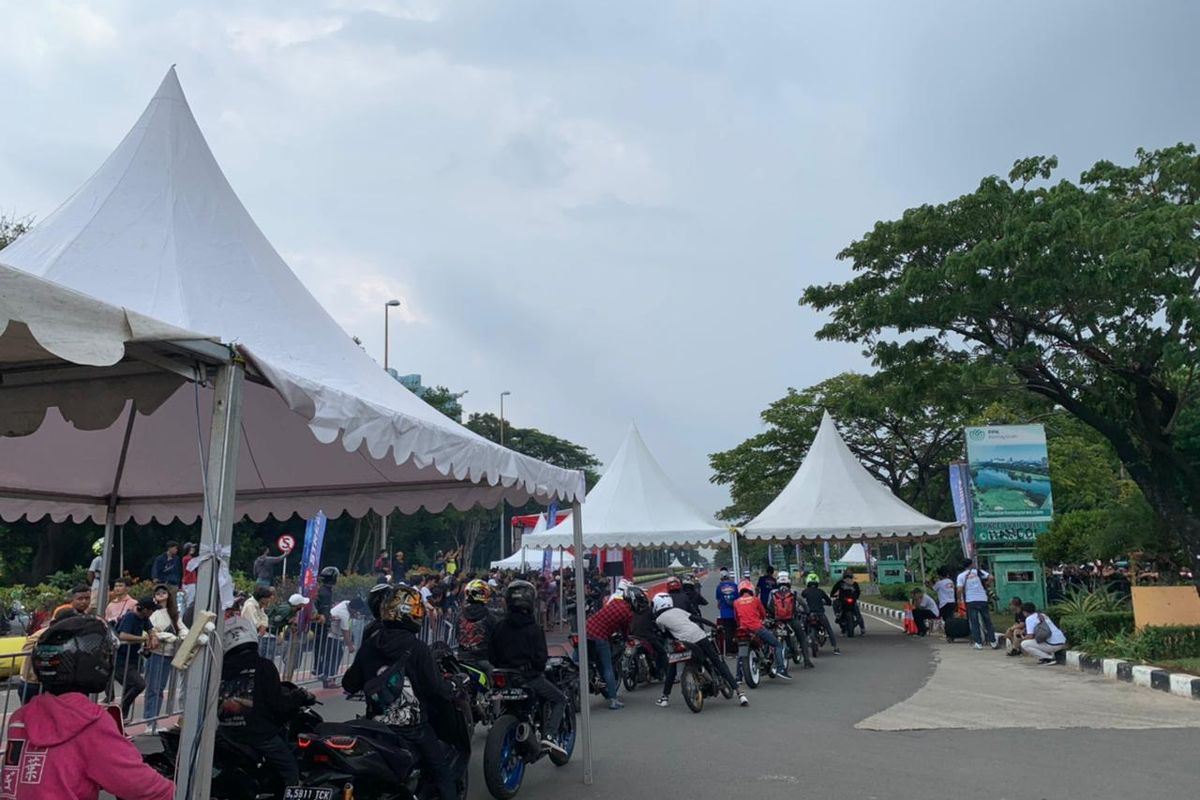 Peserta bersiap-siap untuk menjajal kecepatan sepeda motornya di lintasan balap sepanjang 500 meter di acara pre-event street race Kemayoran, Jalan H Benyamin Sueb, Kemayoran, Jakarta Pusat, Minggu (18/12/2022).