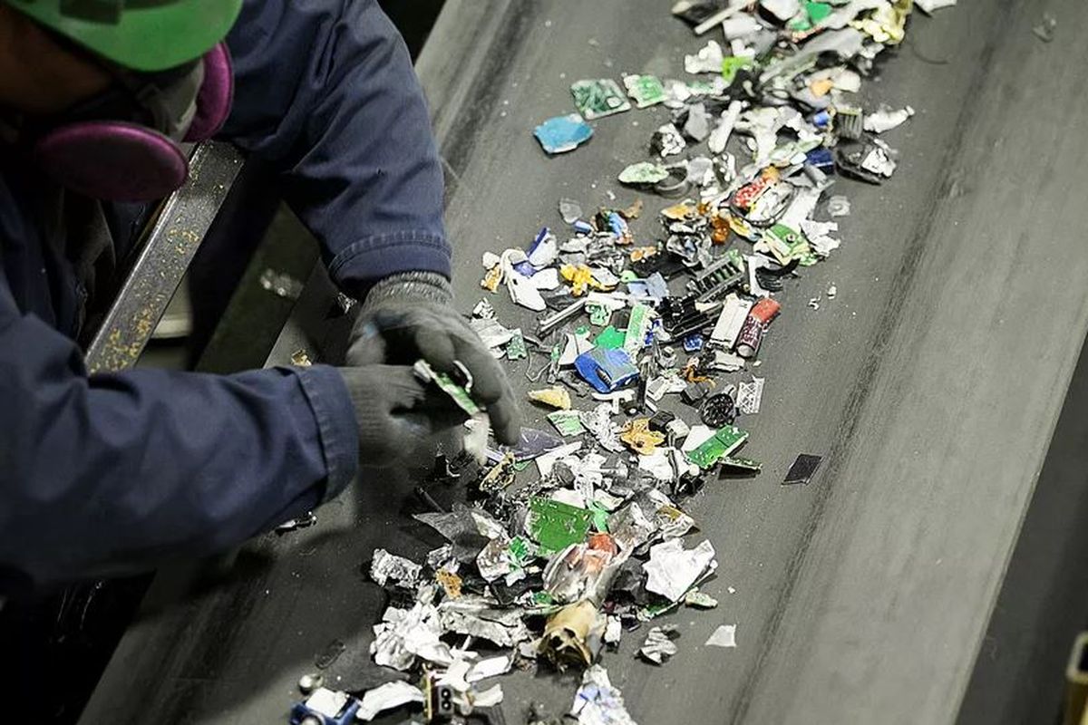 Ilustrasi daur ulang limbah elektronik