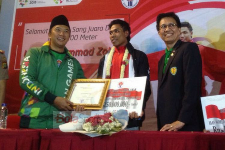 Menteri Pemuda dan Olahraga, Imam Nahrawi (berjaket hijau), menyambut pelari muda Indonesia, Lalu Muhammad Zohri (berkaus merah) di Terminal 3 Bandara Soekarno Hatta, Selasa (17/7/2018