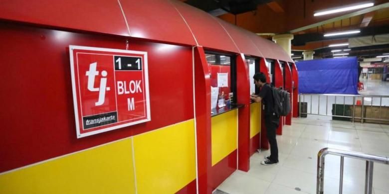 Warga membeli tiket bus transjakarta yang melayani angkutan malam hari (amari) di Halte Blok M, Jakarta Selatan, Selasa (3/6/2014). Terkait rencana pengoperasian bus selama 24 jam, Unit Pengelola (UP) Transjakarta telah resmi mengoperasikan 18 armada transjakarta amari sejak 1 Juni.