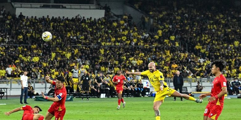Joao Vitor Figueiredo (14) mencetak gol dalam pertandingan sepak bola Grup F Kualifikasi Piala Asia antara Malaysia vs Vietnam di Stadion Nasional Bukit Jalil di Kuala Lumpur pada 10 Juni 2025. (Foto oleh Mohd RASFAN / AFP)