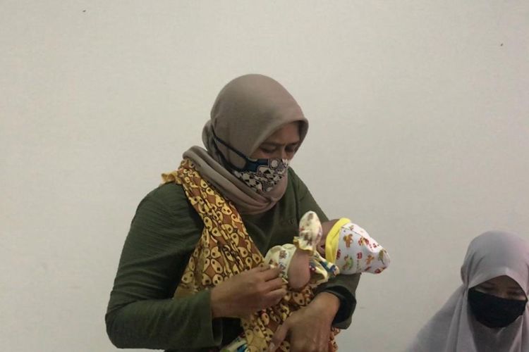 Bayi usia pekan saat digendong neneknya di klinik kesehatan gratis di Baznas Provinsi Kalimantan Timur Jalan Harmonika, Samarinda, Jumat (17/4/2020). 