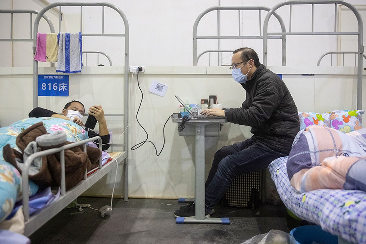 Pasien dengan gejala ringan virus corona COVID-19 beraktivitas saat menjalani perawatan di sebuah pusat pameran yang diubah menjadi rumah sakit darurat di Wuhan, Hubei, China (17/2/2020). Data hingga Rabu (19/2/2020) ini, korban meninggal akibat virus corona di China sudah mencapai 2.000 orang setelah dilaporkan 132 kasus kematian baru.