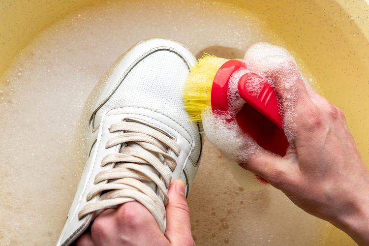 Cara membersihkan sol sepatu yang menguning.
