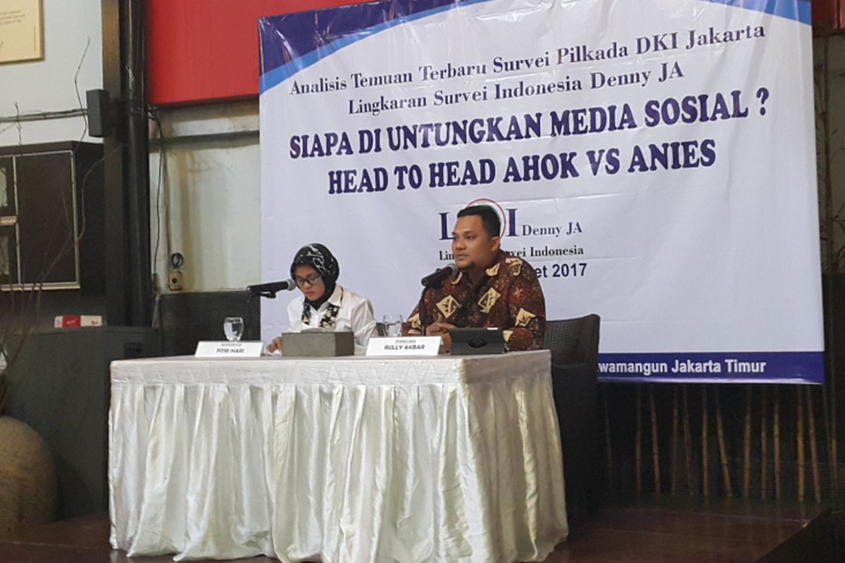 Lingkaran Survei Indonesia (LSI) Denny JA merilis hasil survei terbaru terkait Pilkada DKI Jakarta 2017 di Kantor LSI Denny JA, Rawamangun, Jakarta Timur, Selasa (21/3/2017). 