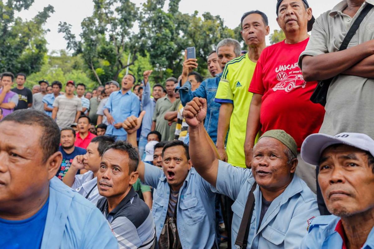 Para pengemudi angkutan umum berbagai jurusan Tanah Abang melakukan aksi unjuk rasa di depan Balai Kota DKI Jakarta, Senin (22/1/2018). Mereka tidak terima dengan kebijakan Pemprov DKI Jakarta yang menutup ruas jalan demi pedagang kaki lima.