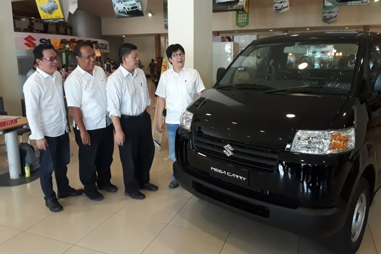 Suzuki Mega Carry bersama para petinggi Suzuki pusat dan diler.