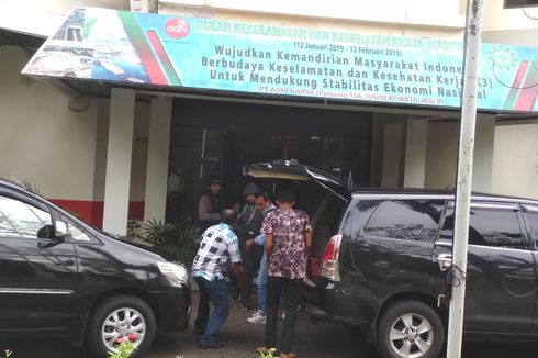 Geledah Kantor PT Adhi Karya, Petugas KPK Keluar Bawa Koper dan Dua Kardus Hitam