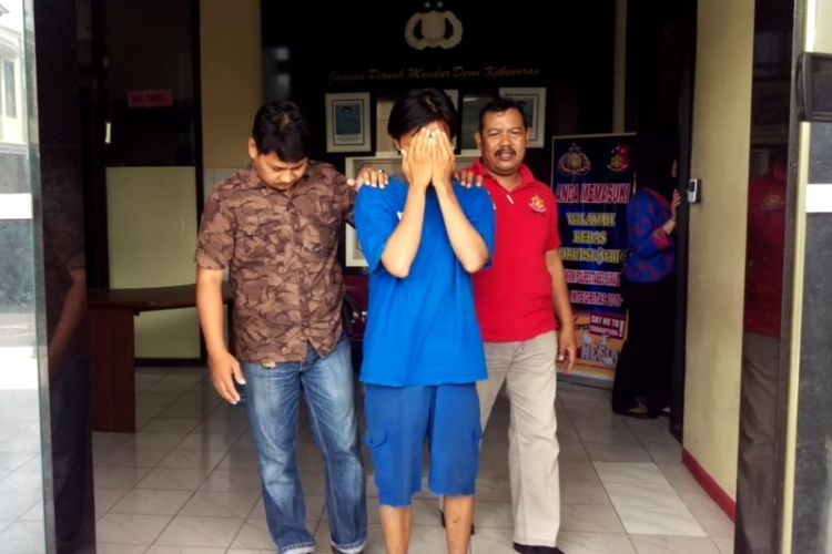 Pelaku pelecehan ibu-ibu mendekam di penjara Polrestabes Surabaya Jumat (21/9/2018)