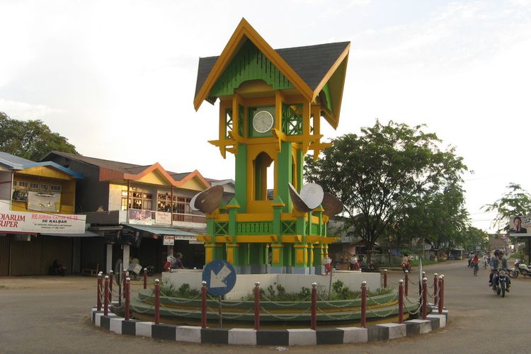 Tugu Ale-Ale di Kabupaten Ketapang. Ale-ale merupakan kerang berkulit halus dan menjadi makanan khas Ketapang.