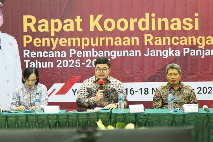 Bupati Kediri Hanindhito Himawan Pramana saat penyusunan Ranwal RPJPD di Universitas Gadjah Mada (UGM), Kabupaten Sleman, Daerah Istimewa Yogyakarta (DIY), Jumat (17/11/2023).
