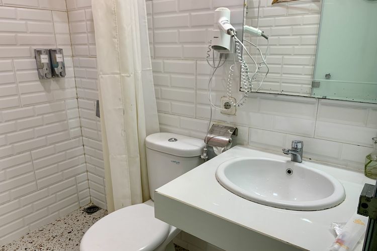 Tersedia fasilitas penitipan koper dan ruang mandi bagi para penumpang kereta di Stasiun Gambir. Fasilitas Shower and Locker yang dikelola oleh PT Kereta Api Pariwisata (KAI Wisata) ini berada di lantai satu Hall Selatan dan buka selama 24 jam.