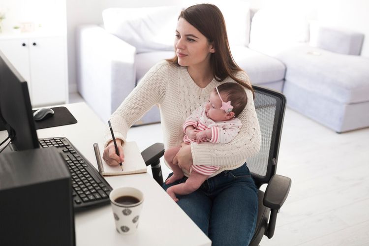 Beban ganda pekerjaan dan keluarga membuat banyak ibu bekerja rentan alami kecemasan, depresi, hingga burnout. Studi mengungkap alasan di baliknya.
