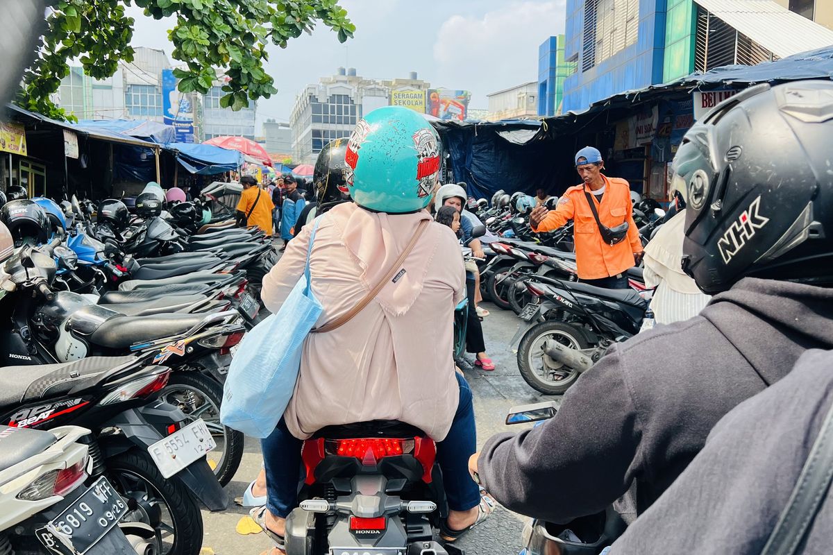 Kemacetan parah terjadi di Jalan MA Salmun, Kawasan Pasar Anyar, Kecamatan Bogor Tengah, Kota Bogor pada Minggu (13/7/2025) siang.