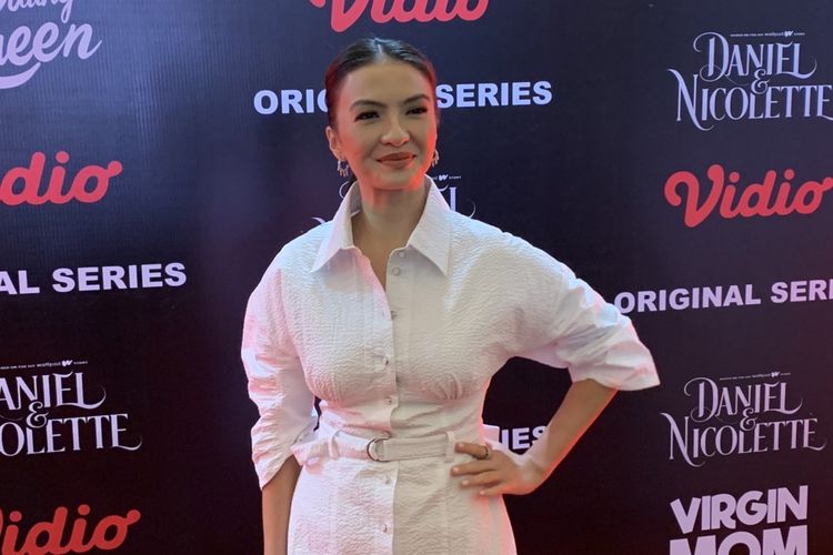 Aktris Raline Shah saat ditemui dalam konferensi pers serial Vidio Dating Queen di kawasan Jakarta Pusat, Rabu (11/5/2022).